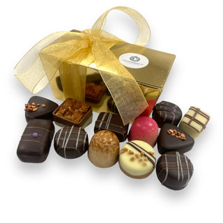 250 gram Luxe Belgische bonbons in gouden doosje met decoratie - Chocoladebox.nl