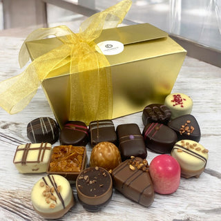 500 gram Belgische bonbons in luxe doosje met decoratie - Chocoladebox.nl