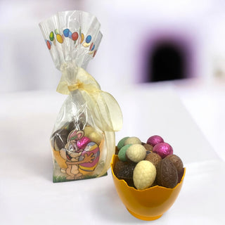 Gevulde Paaseitjes in half ei in gedecoreerd zakje - Chocoladebox.nl