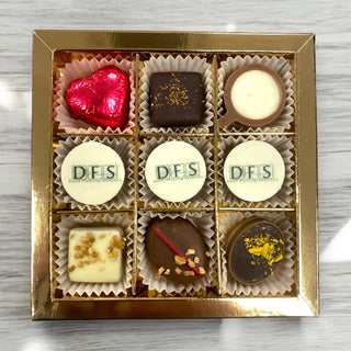9 luxe bonbons met 3 logo bonbons in gouden doosje - Chocoladebox.nl