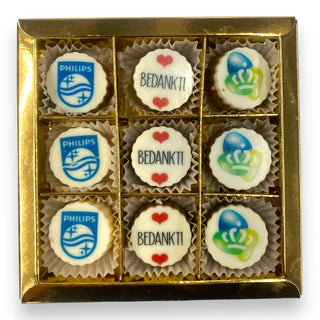 9 luxe bonbons met logo in gouden doosje - Chocoladebox.nl