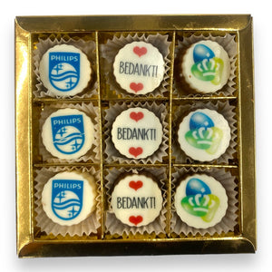 9 luxe bonbons met logo in gouden doosje
