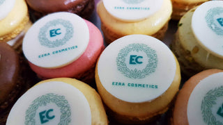 6 macarons met logo in transparant doosje (vanaf 10 doosjes) - Macaronstore.nl