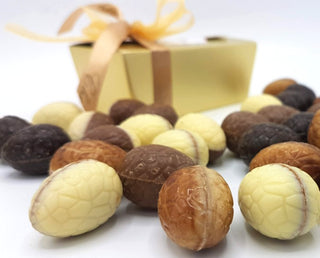 125 gram amb. paaseitjes in gouden doosje met logo - Chocoladebox.nl