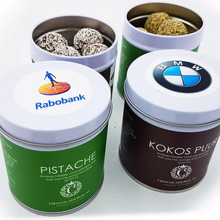 Chocoladetruffels in blik met eigen logo. Kokos / Pistache - Chocoladebox.nl