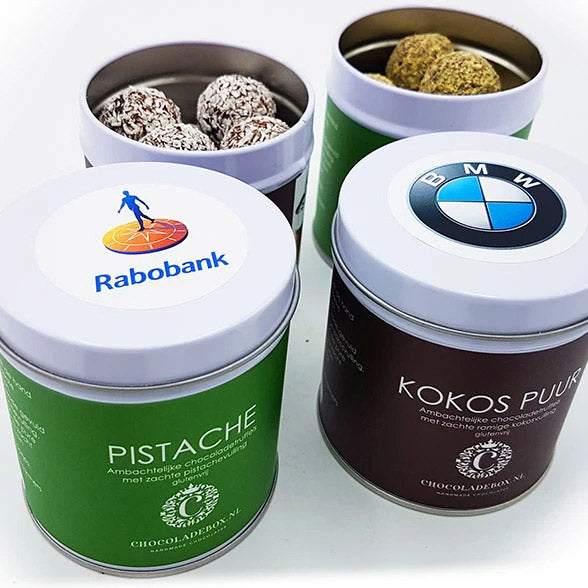 Chocoladetruffels in blik met eigen logo. Kokos / Pistache