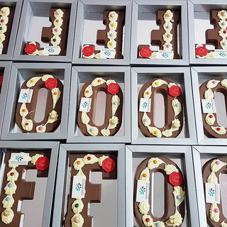 Luxe Chocoladeletter met logo 225 gram Melk chocolade A tm Z - Chocoladebox.nl