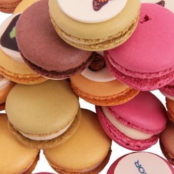 4 macarons with logo in transparent packaging