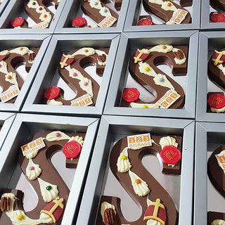 Luxe Chocoladeletter met logo 225 gram Melk chocolade A tm Z - Chocoladebox.nl