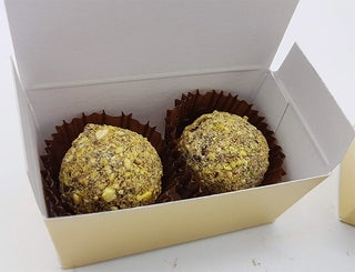 2 Chocoladetruffels in gouden doosje met eigen etiket - Chocoladebox.nl